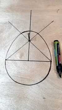 张师傅用一根笔和线，画出一个不倒翁形状！