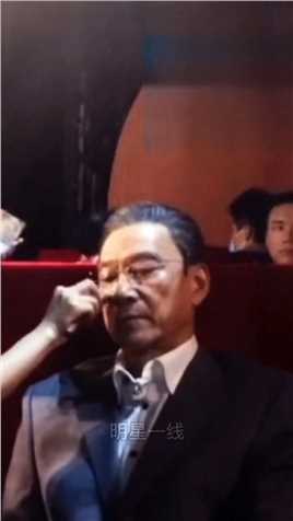 74岁#王学圻 成为首位饰演钟南山的演员，重现赶往武汉高铁餐桌经典一幕，向以钟老为代表的所有“逆行者”致敬

