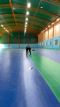 羽毛球运动地胶在木地板上用双面胶带粘贴接缝焊接施工。#羽毛球地胶#塑胶地板#运动地胶#昆明塑胶地板厂家