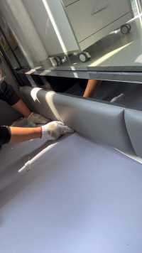 灰色儿童运动地胶裁剪焊接施工。#运动地胶#儿童地胶#塑胶地板