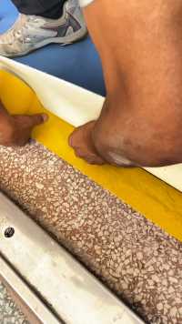 水磨石地面翻新，铺装pvc塑胶地板，用双面胶带粘一下接缝和门边即可。#塑胶地板#pvc地板#pvc塑胶地板