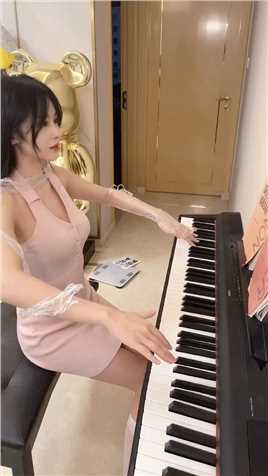  弹钢琴