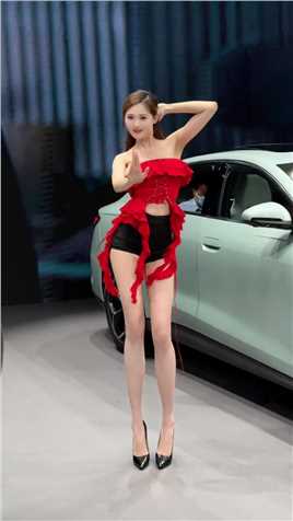 听说北京车展有个爱跳舞的小姐姐，你们偶遇了吗？ #出山#越南摇
