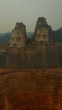 郑州炎黄二帝巨塑，像整体高106米，雕塑中高者为炎帝，矮者为黄帝。
