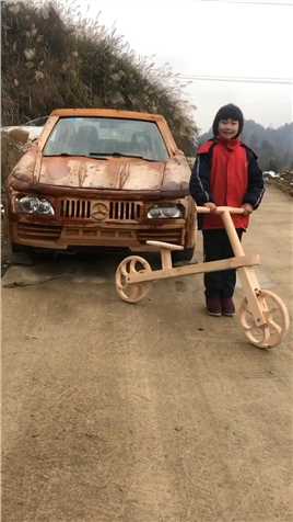妹妹想要一辆自行车哥哥用木头做了一辆 你们喜欢吗？
