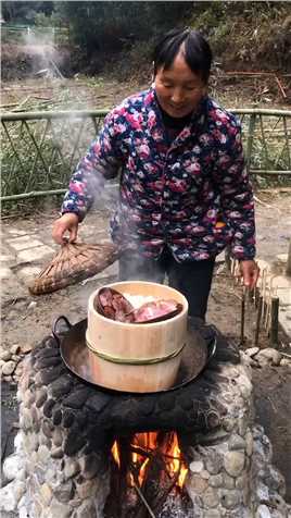 奶奶已经习惯了用农村老式的方式做饭 趁此机会给奶奶做一个蒸饭神器