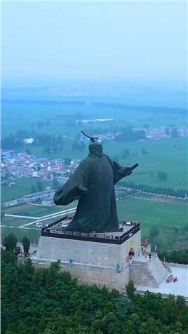 中国第一位平民皇帝，汉高祖刘邦，他以一介布衣提三尺剑，从街边混混，逆袭成为九五之尊