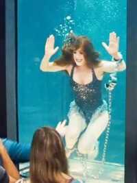 美女表演水下逃生失败，瞬间就被食人鱼包围，场面真是惨不忍睹！