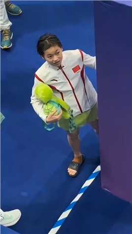 #我是中国人 夺冠后全红婵将心爱的乌龟玩偶送给陈若琳教练，这样双向奔赴的师徒太好了！