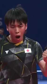  大运会乒乓球男团半决赛中国3比1战胜日本，赢下最后一局的徐瑛彬指着胸口的国旗升起太燃了！