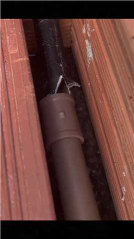 如何在狭窄空间对接破损的水管呢？#水管维修 #实用小技巧