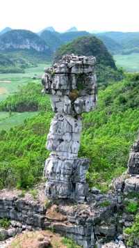在广西来宾发现一奇特石头，头重脚轻，万年不倒，屹立的万年不倒，到底是怎么样的地质演变，才造成了这样的奇观。