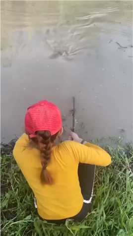 女子下水捕鱼