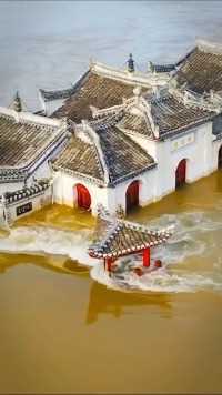 万里长江第一阁“观音阁”，据说是唯一一座建在长江上的寺庙，经历千年洪水依旧屹立不倒，堪称世界奇迹！
