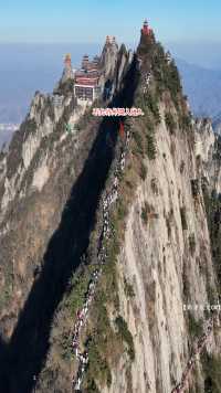 这里是中国唯一一个禁止外国人进入的5A级景区，有着泰山的雄伟、华山的险峻，这里就是位于河南洛阳的老君山！#老君山 #中国名山旅游景点排名 #旅行推荐官
