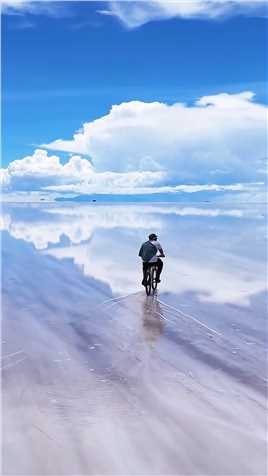 天空之镜，乌尤尼盐湖的梦幻世界。2