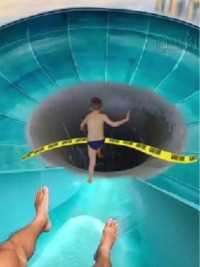 如果有小孩子掉进了旋涡黑洞，第一视角带你滑梯紧急营救！