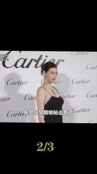 舞台突发事故明星如何应对，张艺兴后空翻失误，刘亦菲给导演逗乐
