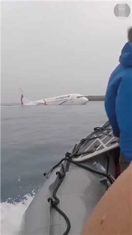 #新知创作人  飞机迫降到海里  #飞机