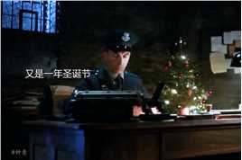 圣诞节监狱长本想让老人出去 可老人又回来了 于是监狱长带他回家过圣诞.