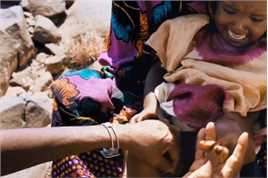 在非洲，女孩三岁就要被迫割礼