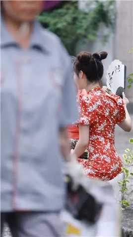 不要忘了小时候给你剥过莲子的人，她（他）很爱你#杭州西湖#摆摊