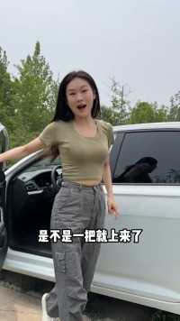 车子掉沟里，如何自己脱困？