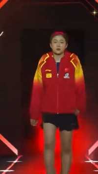 陈梦王曼昱捧起女双冠军奖杯，是真的重！