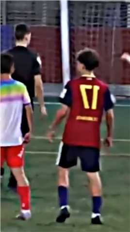 中国足球小将被西班牙球员各种挑衅，最后集体反击太解气了！