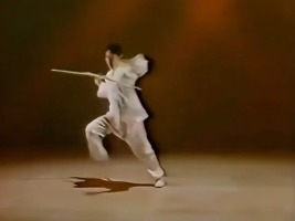 80年代李连杰表演三节棍，动作刚猛无比，不愧是功夫皇帝李连杰武术功夫三节棍动作