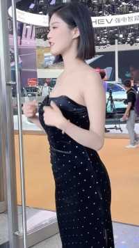 不我吹，这身材这长相，今年回老家，上门提亲的人能排两里路！