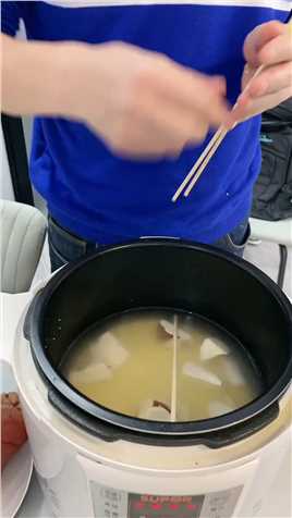 电饭锅做饭没有篦子，三根筷子轻松解决热菜难题