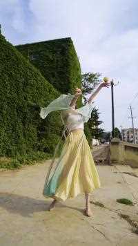 碧绿盈盈，挥袖乘风；愿为飞鸿，傲舞长空。#来跳舞 