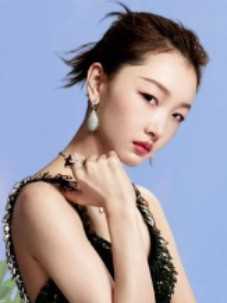 镜头抓拍明星显眼包，周冬雨大秀美背，薛之谦演唱会节目不断