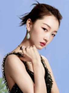 镜头抓拍明星显眼包，周冬雨大秀美背，薛之谦演唱会节目不断