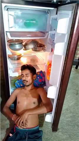 夏天太热了男子开冰箱门睡在冰箱门口！！