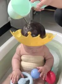 #母婴好物 宝宝以前洗澡不爱洗头，还玩命的哭自从老公买的 #洗头帽 护眼护耳随便冲洗，任由我摆布了，好用推荐。