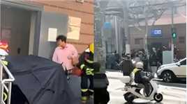 16岁少年为发泄情绪在一公厕点燃书包被灼伤，上海普陀警方通报