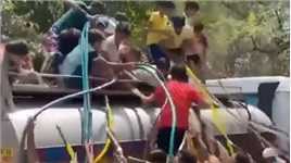 印度高温已致数百人死亡：近40只猴子跳井找水被淹死 民众冲上供水车抢水