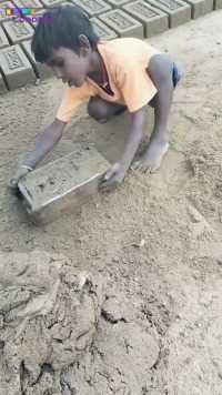 国外六岁男孩帮父母造土砖，熟练的操作，看着让人心疼！