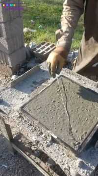 国外男子工地现场制作方块水泥砖，不仅省时还省力，简直太方便了！