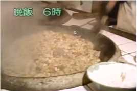 1988年解放军部队吃晚餐场景：紫菜蛋花汤配鸡胸肉，美味又健康历史现代史军营生活珍贵影像