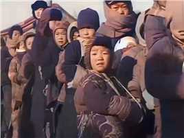 1948年国军向北京周边难民发放粮食，人头攒动，百姓生活艰苦#珍贵影像#老视频#历史#真实影像