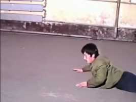 1980年跳霹雳舞的中国小伙，初学舞蹈归来，跳起来大胆自信#珍贵影像#老视频#历史#霹雳舞