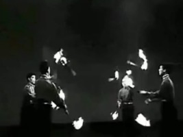 1968年四人花式耍火棒，表演赏心悦目，不愧是抛掷杂技天花板#珍贵影像#老视频#历史#杂技表演