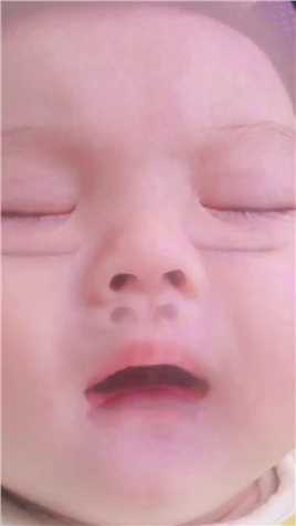 见过小孩睡觉笑的，第一次见睡着了的宝宝哭的这么伤心，这是孟婆汤掺水了吗#人类幼崽#你们家宝宝这样吗#人类幼崽迷惑行为大赏#睡梦中的宝宝#当我娃睡着以后的样子