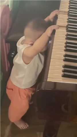 十个半月的宝宝路都还站不稳，就要弹钢琴了#人类幼崽#人类幼崽迷惑行为大赏#精力旺盛的宝宝#宝宝秀#一本正经乱弹琴