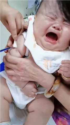 三个月的宝宝打疫苗#宝宝打疫苗又心疼又好笑#人类幼崽#原谅我不厚道的笑了#打防疫针的小盆友#打预防针前vs打预防针后