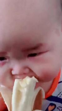 七个月的宝宝饿急眼了，牙都没多少，对着香蕉直接咬#人类幼崽#原谅我不厚道的笑了#人类幼崽迷惑行为大赏#馋嘴宝宝#好吃嘴宝宝
