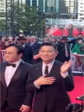 亮相多伦多国际电影节红毯，在国外依然有大批的粉丝，不愧是华人娱乐圈第一偶像，60多岁还是帅啊